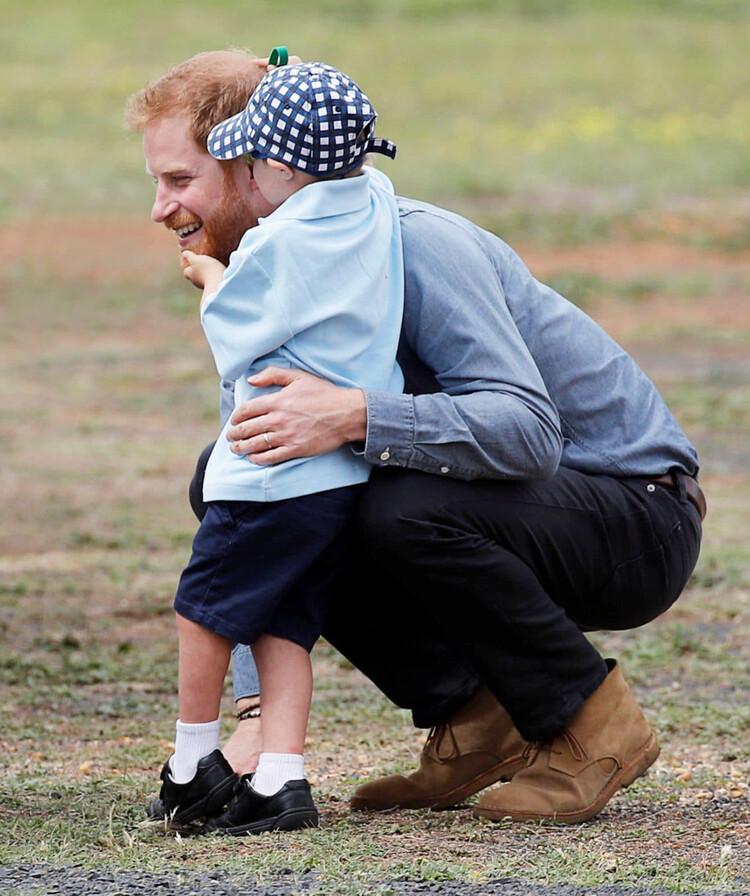 Принц Гарри, герцог Сассекский общается с пятилетним Люком Винсентом, в аэропорту Даббо 17 октября 2018 года в Даббо, Австралия